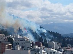 Peritos de la Policía Federal buscan determinar causas del incendio en Bariloche