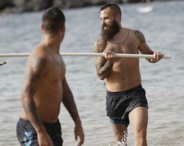 Indignante: un futbolista español mató a un tiburón en peligro de extinción