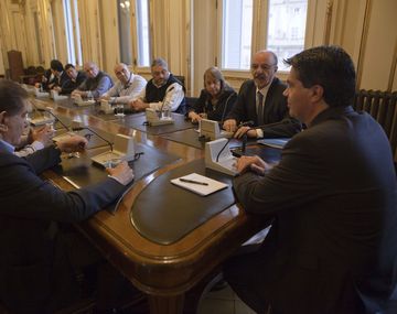 Analizarán estímulos a la producción de petróleo ante la caída de su precio internacional