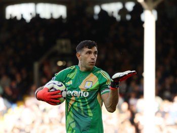 El particular festejo del Dibu Martínez tras atajarle un penal al Fulham