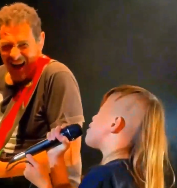 Emoción en el show de Divididos: un nene sorprendió a Ricardo Mollo