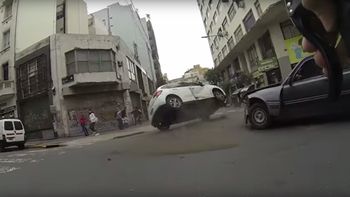 video: viajaba en bicicleta y grabo un choque entre dos autos video: viajaba en bicicleta y grabo un choque entre dos autos