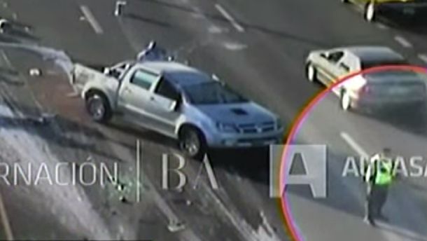 VIDEO: Camioneta pincha una goma, choca y vuelca