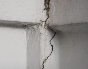 Se agrietaron paredes y pisos de viviendas de La Plata por la sequía