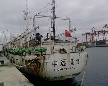 Un pesquero chino se hundió en Comodoro Rivadavia tras chocar con un buque español
