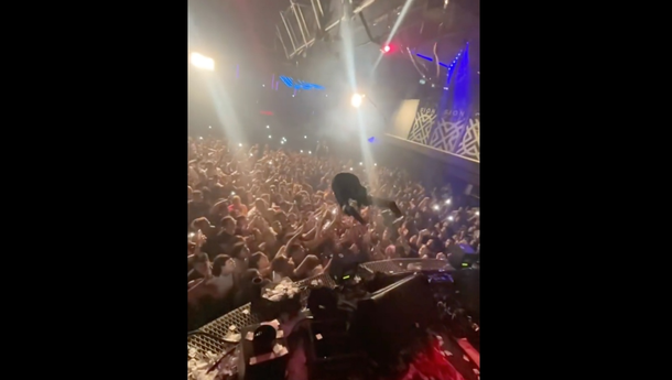 Así saltó L-Gante sobre la gente en un show: se descontroló