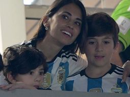 FOTOS: Antonela Roccuzzo e hijos viendo a la Selección Argentina