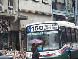 Frenó un colectivo parándose en frente