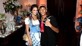 neymar imita a messi hasta en las fiestas de disfraces neymar imita a messi hasta en las fiestas de disfraces
