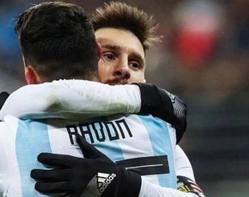 Lionel Messi y Cristian Pavón pueden ser compañeros en Barcelona