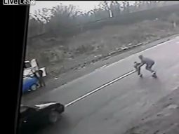 video: un padre heroe salva de milagro a su hijo de ser atropellado video: un padre heroe salva de milagro a su hijo de ser atropellado