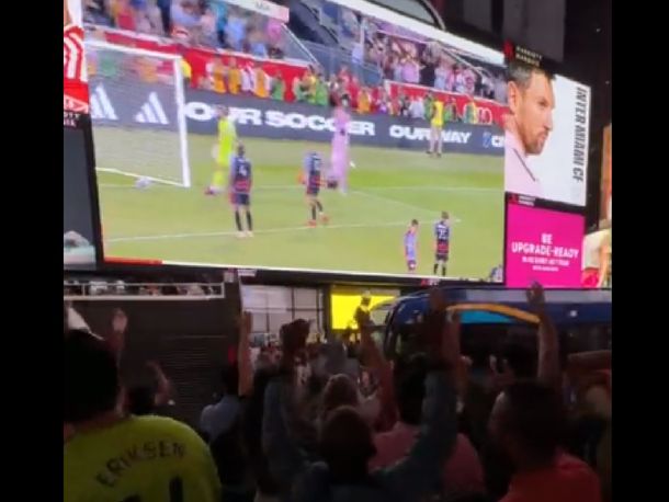 Locura por Messi en el Times Square de NY: cientos de fanáticos se reunieron para ver el partido en pantalla gigante
