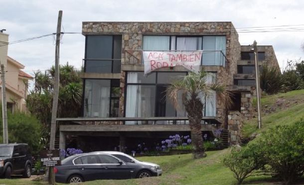 Cartel Acá también robaron en Punta del Este. Gentileza: diario El País