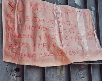 El triste cartel que tuvo que poner una maestra de Rosario para que no le vuelvan a balear la casa