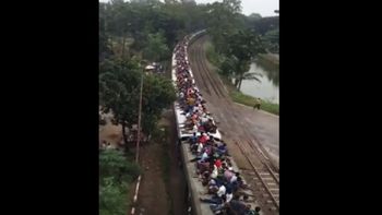 video: cuando viajar en tren es un riesgo en la india video: cuando viajar en tren es un riesgo en la india