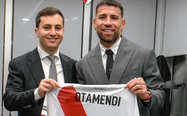 Stéfano Di Carlo y Nicolás Otamendi posan con la camiseta de River.