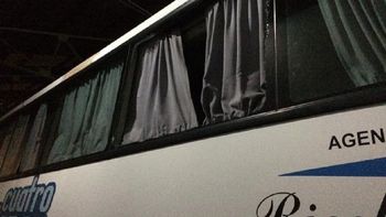 apedrearon un micro en la buenos aires-la plata: hay dos pasajeros heridos apedrearon un micro en la buenos aires-la plata: hay dos pasajeros heridos