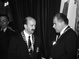 Patricio Aylwin (de Chile) y Carlos Salinas de Gortari (de México), firman un Tratado de Libre Comercio en 1991. Patricio Aylwin (de Chile) y Carlos Salinas de Gortari (de México), firman un Tratado de Libre Comercio en 1991.