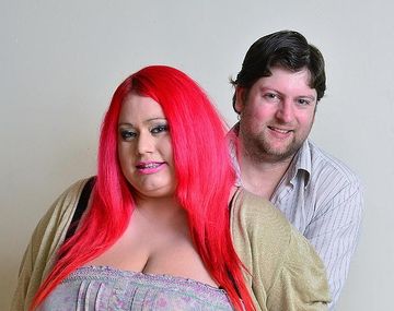 La mujer teme sofocar a su novio