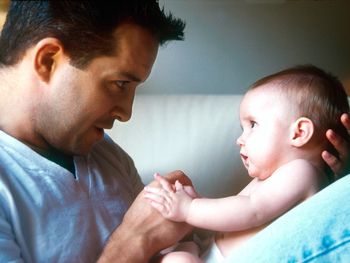 Organismos internacionales recomiendan ampliar las licencias por maternidad y paternidad