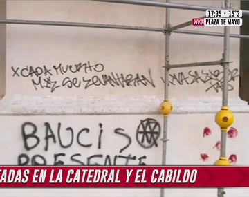 Pintadas en las fachadas de Catedral y Cabildo