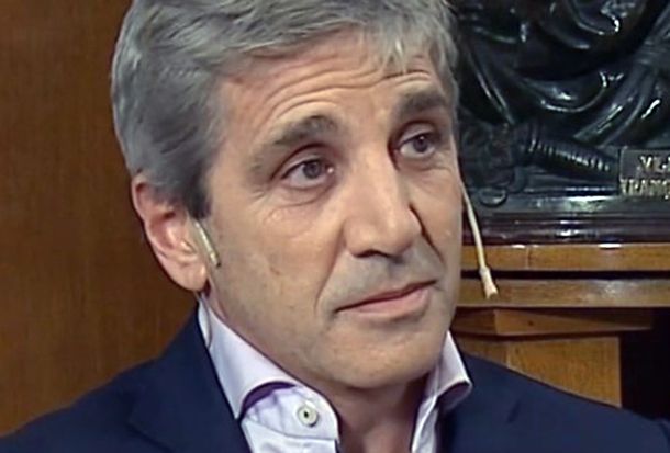 Luis Caputo salió a explicar el pago en dos cuotas de jubilaciones y pensiones