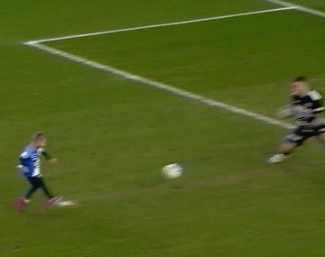 Viral: un arquero rompió la ilusión de un nene en un estadio de Hungría