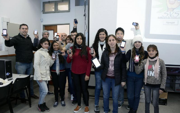 Estudiantes secundarios desarrollaron una app para personas que padecen sordera