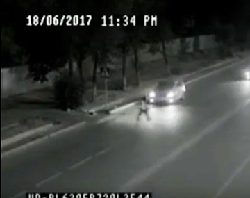 El fantasma del padre salva de que un auto pise a la hija