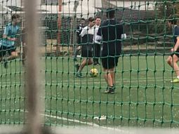 Fue a ver al novio jugar al fútbol, lo destrozó a críticas y el chat se volvió viral
