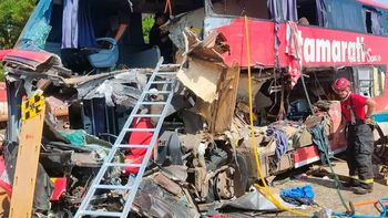 Tragedia en Brasil: choque entre micro y camión deja decenas de víctimas