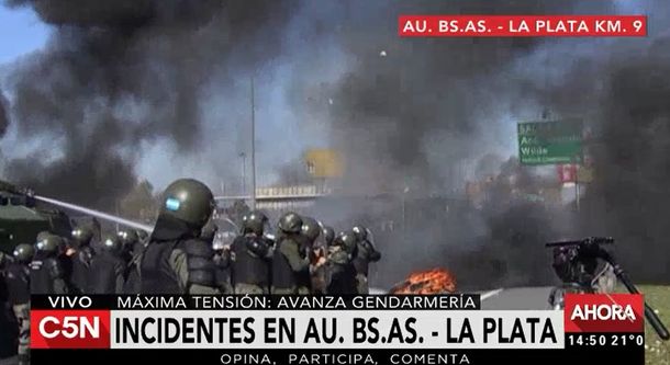 Incidentes en un violento piquete en la Autopista Buenos Aires - La Plata