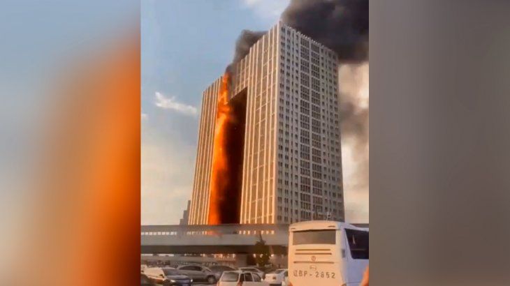 Los videos de un impresionante incendio en un edificio en China