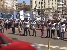 Corte total en el Obelisco por la confluencia de distintas protestas