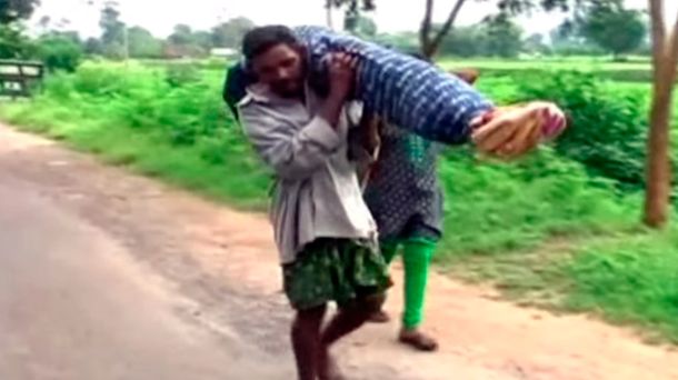 VIDEO: Su esposa murió y caminó 12 kilómetros con el cuerpo sobre sus hombros