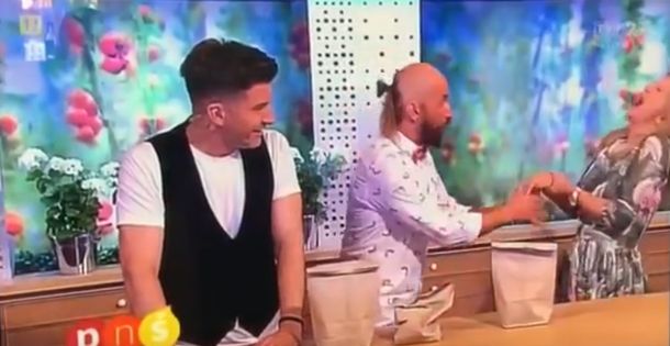 Puede fallar: se ofreció para un truco de magia y le atravesaron la mano en vivo