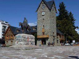 Tenía síntomas de Covid-19, viajó a Bariloche y contagió a 65 personas