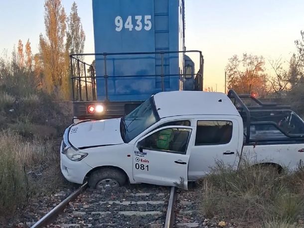 Milagro en Luján de Cuyo: un tren embistió a una camioneta y su conductor se salvó