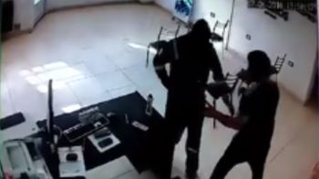 video: entro armado a una agencia, maniato a un empleado y se llevo la recaudacion video: entro armado a una agencia, maniato a un empleado y se llevo la recaudacion