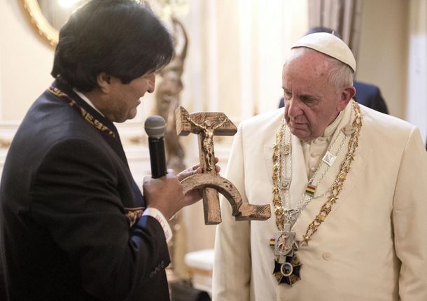 El Papa negó haberse ofendido por la cruz comunista que le regaló Evo Morales
