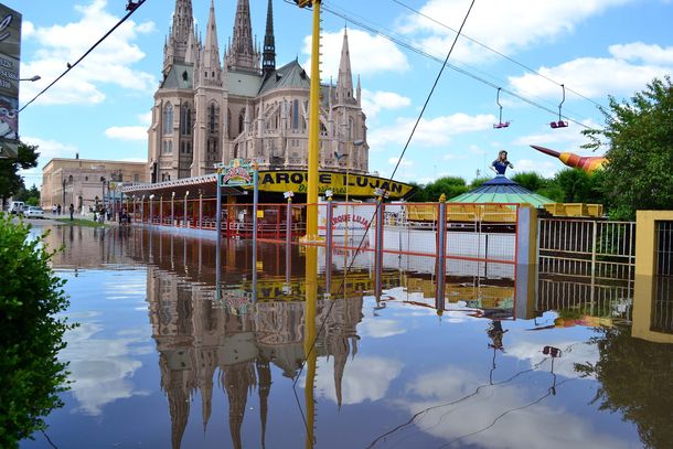 Desbordó el río Luján y el agua llegó hasta la Basílica