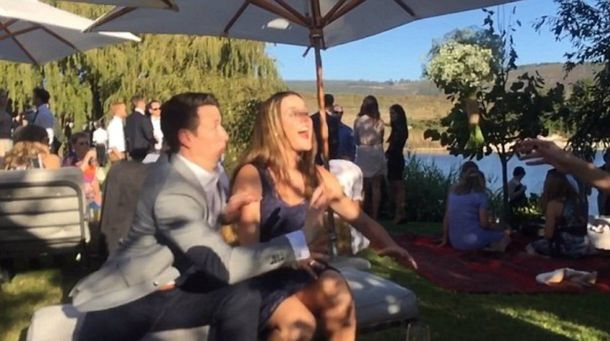 Novio repele el ramo de novia en una boda antes de que su pareja lo atrape