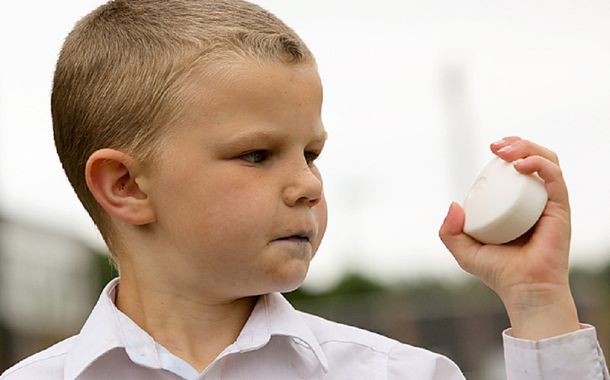 Un reto limpio: le lavó la boca a un nene con jabón