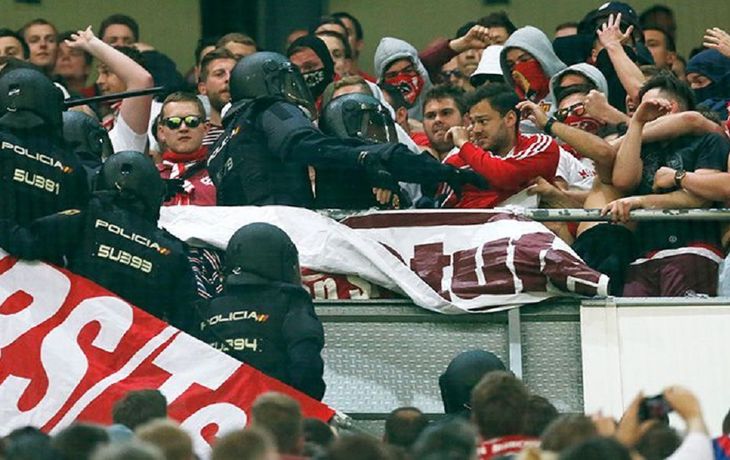 La imagen del enfrentamiento de los hinchas alemanes con la policía madrileña