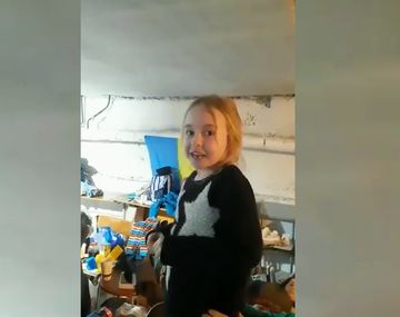 Una nena ucraniana emocionó con su versión de Libre soy desde un refugio