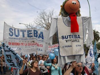 Docentes marchan en reclamo del reintegro de haberes