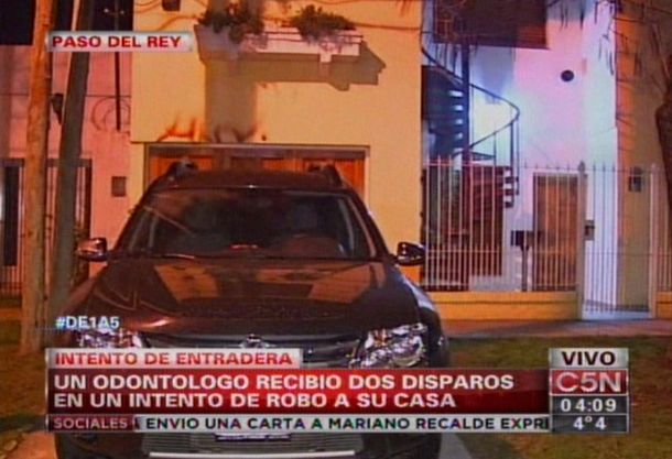 Balean a un odontólogo en un intento de entradera en Paso del Rey