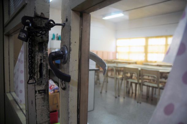 Docentes bonaerenses cumplen 10 días de paro y el gobierno provincial analiza sanciones