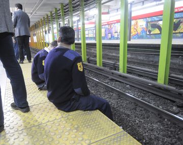 Un paro sorpresivo perjudica a pasajeros de líneas B y H de subtes