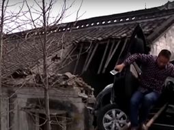 Perdió el control del auto y terminó en el techo de una casa Perdió el control del auto y terminó en el techo de una casa